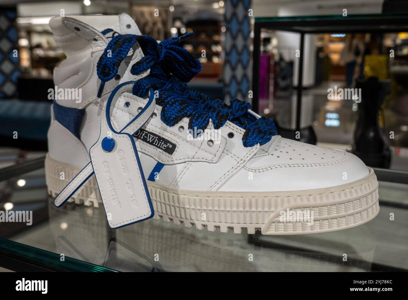 Reparto scarpe firmate uomo nel flagship store di Bloomingdale a New York, USA 2024 Foto Stock