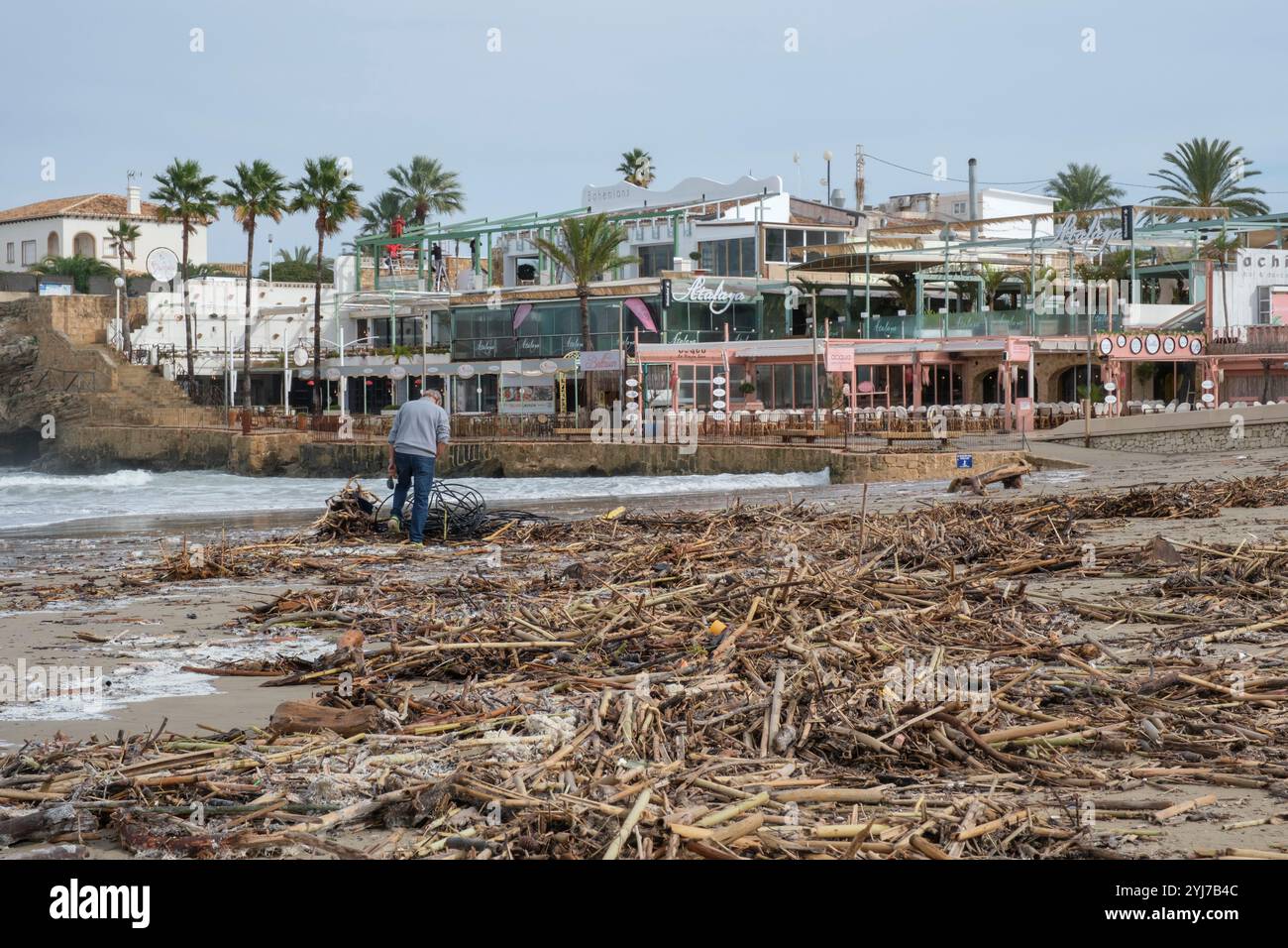 Flotsam si è lavata sulla spiaggia della famosa località turistica di Javea, principalmente a causa del disastro delle inondazioni nella provincia di Valencia Foto Stock