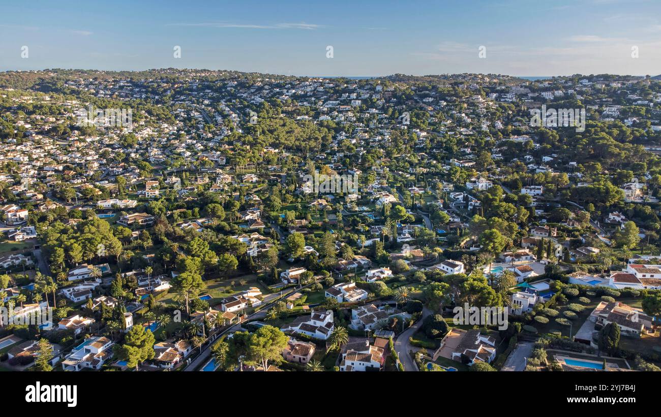La vista aerea di Javea mostra un numero infinito di case e ville e una forte estensione urbana del paesaggio sulla Costa Blanca Foto Stock
