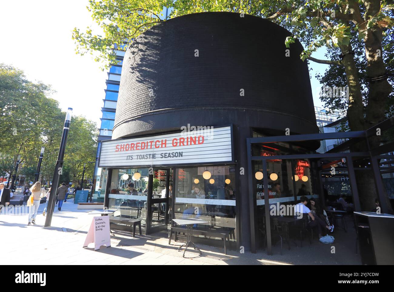 Shoreditch Grind, in Old Street, una caffetteria circolare, bar e caffetteria con una facciata in stile anni '50, nella zona est di Londra, Regno Unito Foto Stock