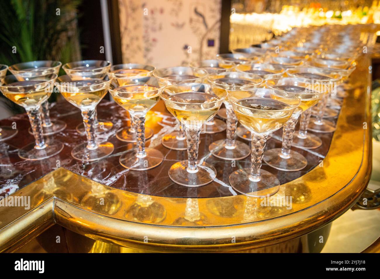 Bicchieri pieni di champagne in un bar Foto Stock