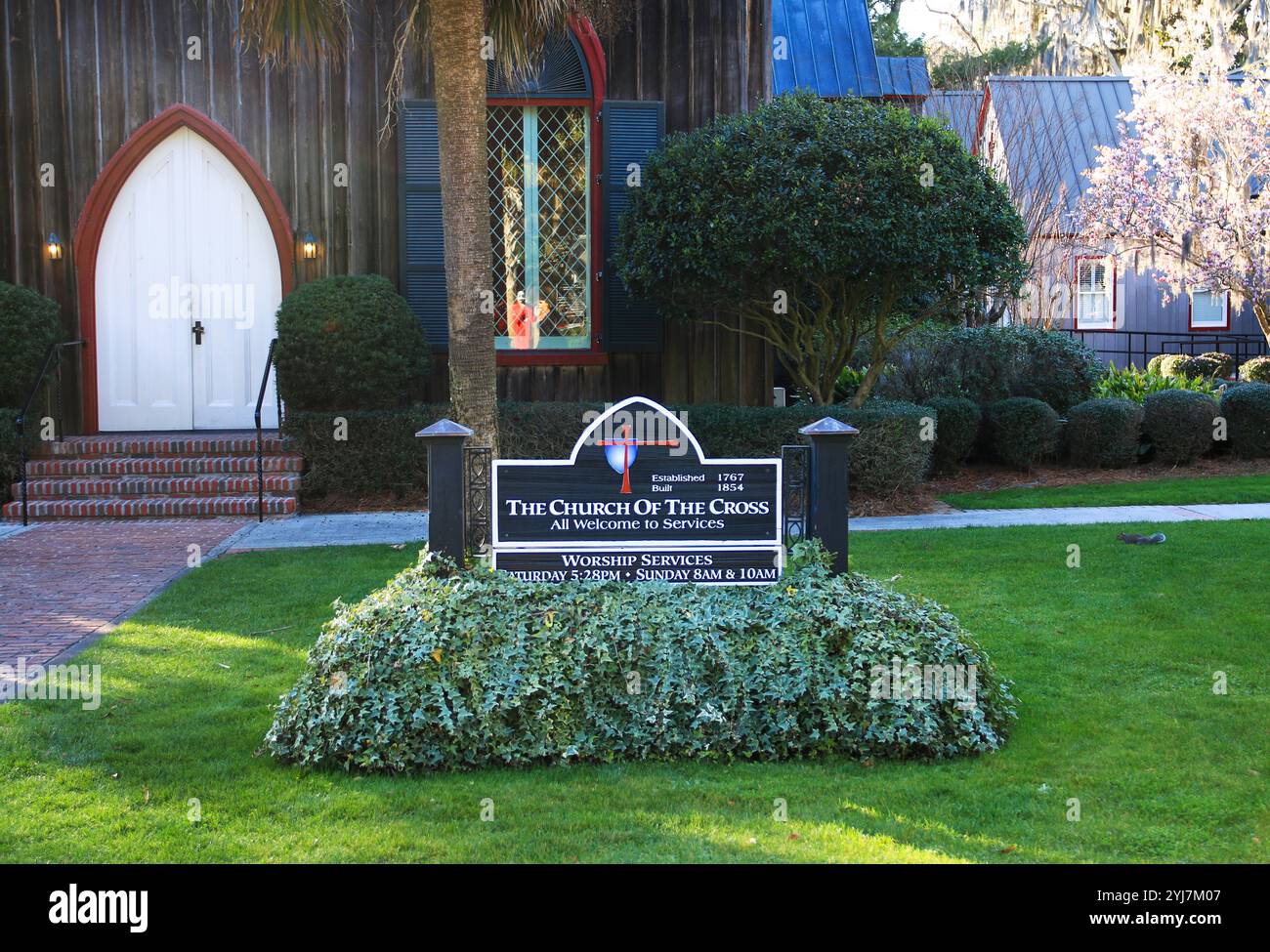 Bluffton, South Carolina, Stati Uniti - 19 febbraio 2024: I visitatori ammirano la Chiesa della Croce a Bluffton, South Carolina, circondata da una vegetazione lussureggiante. Foto Stock