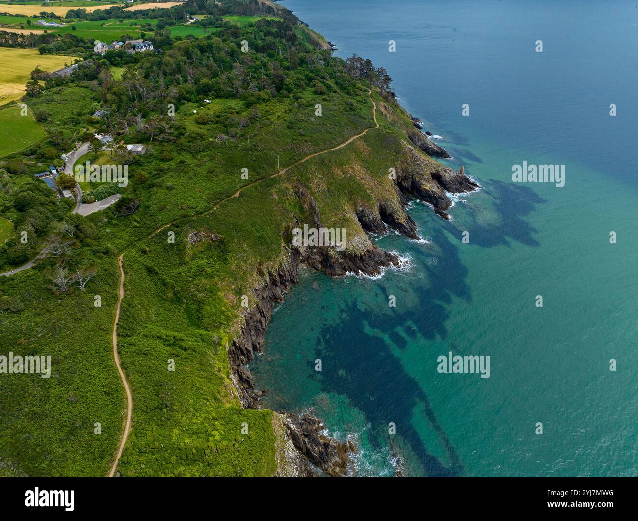 Veduta aerea del sentiero dei doganieri e della costa della Bretagna, gita a piedi lungo la splendida costa bretone. Escursioni nella natura. Francia Foto Stock