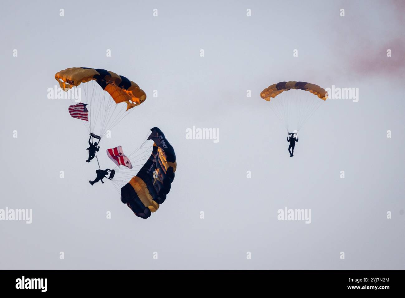 Oltre 27.000 persone da tutto il mondo partecipano all'Army Ten-Miler, il primo evento dell'esercito, Washington D.C., 13 ottobre 2024. Starte Foto Stock