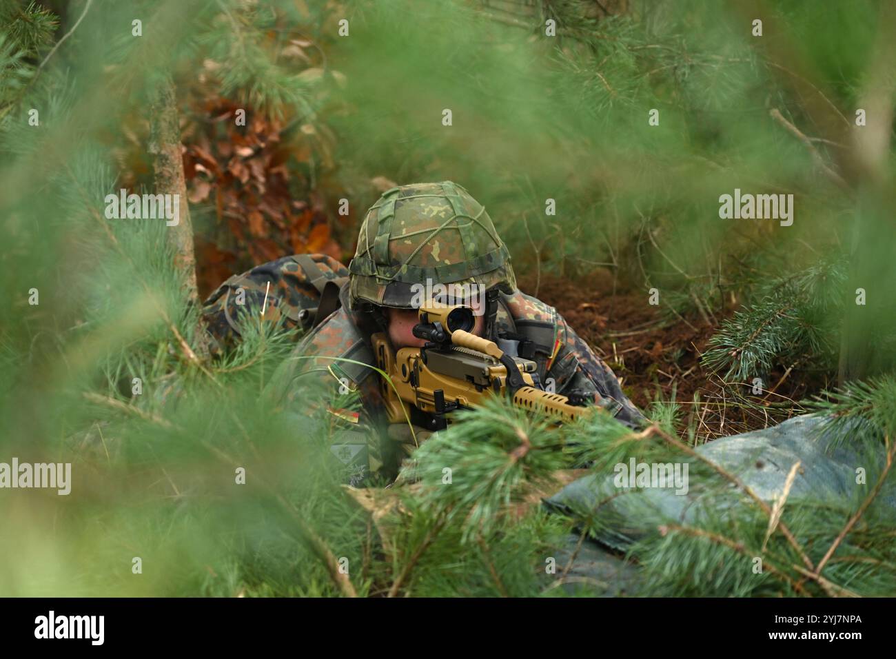 Un soldato tedesco assegnato all'Artilleriebataillon 295, 10th Armoured Division, fornisce sicurezza durante il Dynamic Front 25 presso il Grafenwoehr Training AR Foto Stock