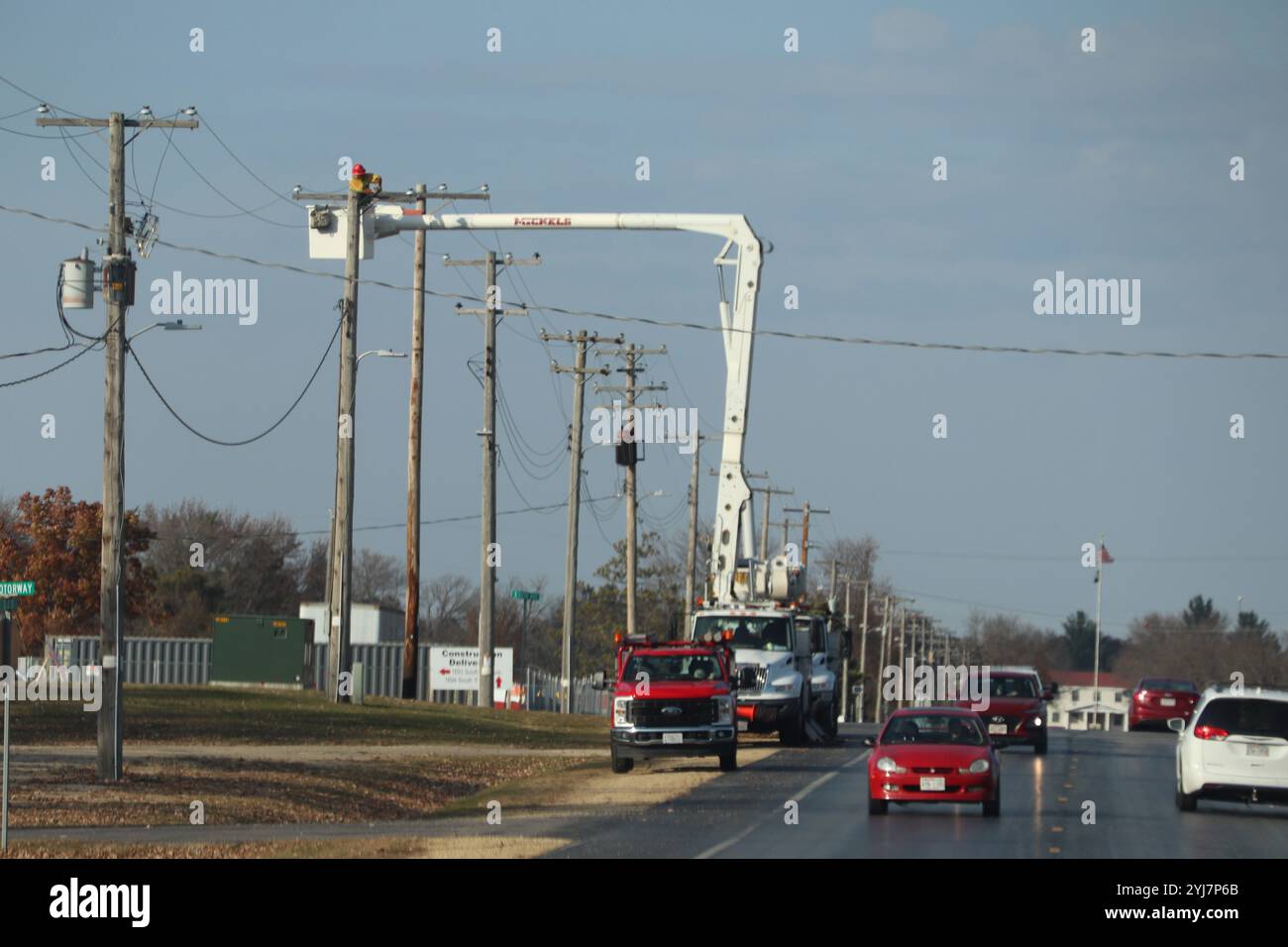 Gli appaltatori completano i lavori elettrici il 28 ottobre 2024 nell'area cantonale di Fort McCoy, Wisconsin. Fort McCoy e Xcel Energy sono in procinto di changi Foto Stock