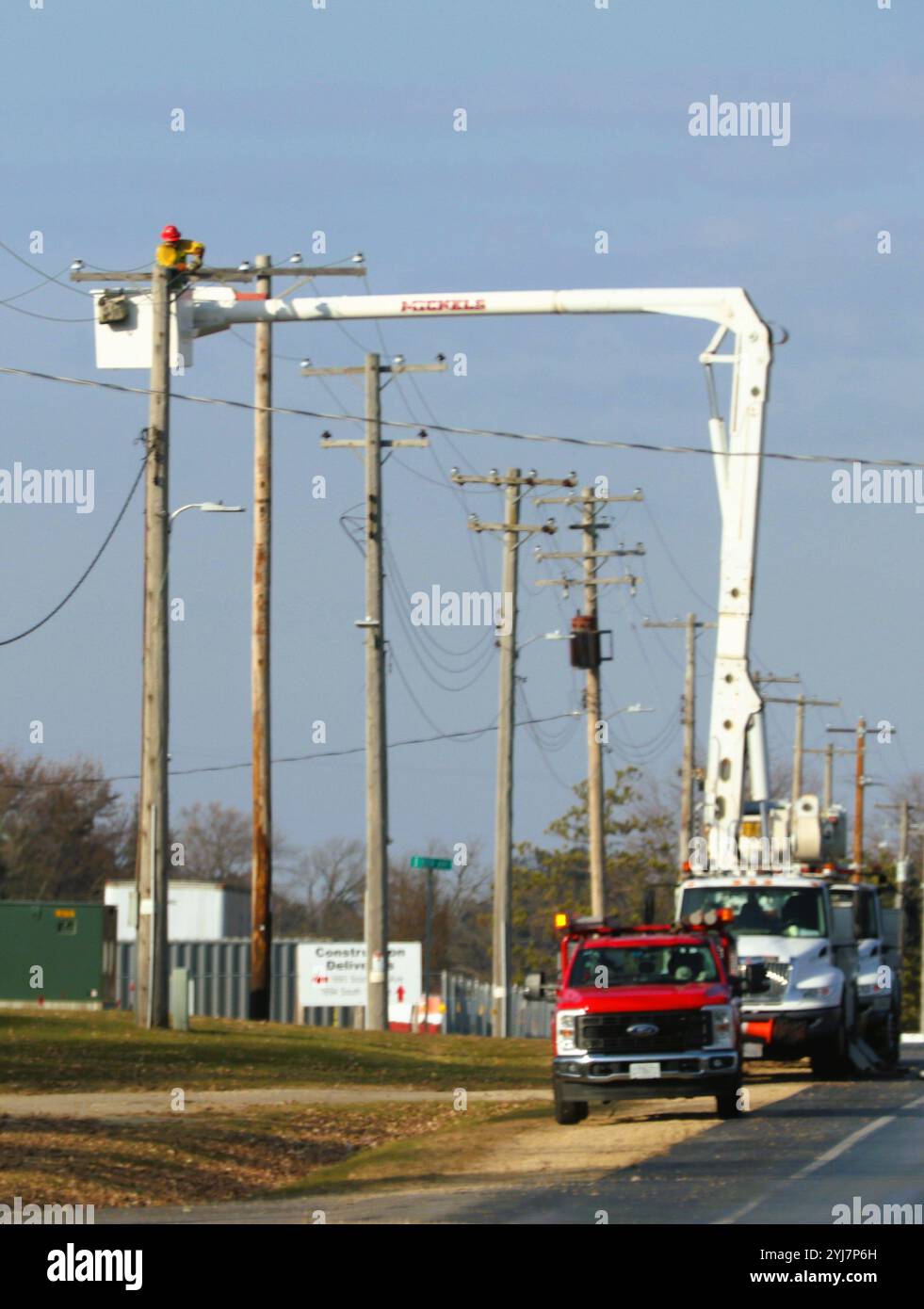 Gli appaltatori completano i lavori elettrici il 28 ottobre 2024 nell'area cantonale di Fort McCoy, Wisconsin. Fort McCoy e Xcel Energy sono in procinto di changi Foto Stock