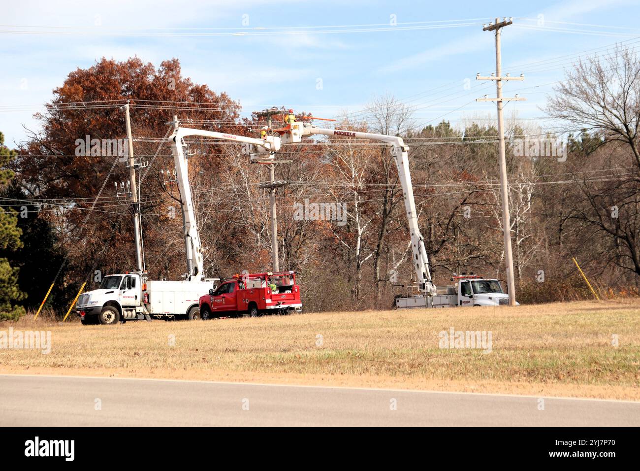 Gli appaltatori completano i lavori elettrici il 24 ottobre 2024 nell'area cantonale di Fort McCoy, Wisconsin. Fort McCoy e Xcel Energy sono in procinto di changi Foto Stock