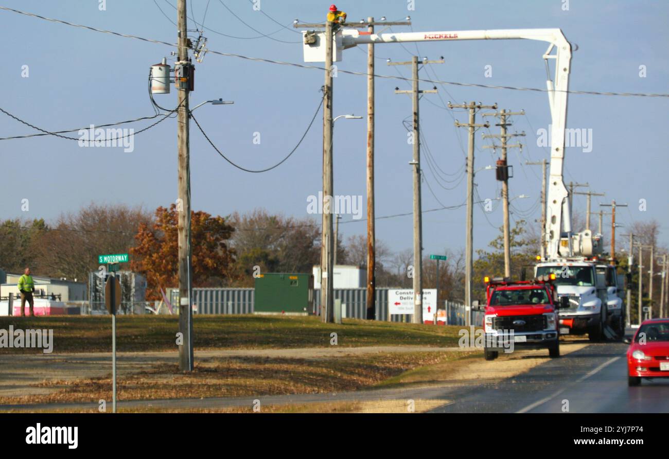 Gli appaltatori completano i lavori elettrici il 28 ottobre 2024 nell'area cantonale di Fort McCoy, Wisconsin. Fort McCoy e Xcel Energy sono in procinto di changi Foto Stock