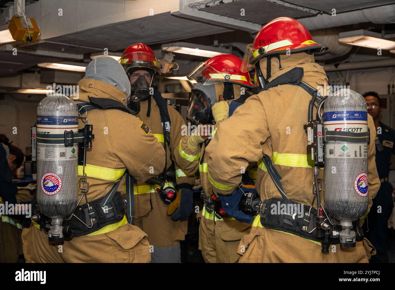 Oceano Atlantico (13 novembre 2024) i marinai a bordo della nave d'assalto anfibia classe vespa USS Iwo Jima (LHD 7) non equipaggiano l'attrezzatura antincendio durante la simulazione Foto Stock