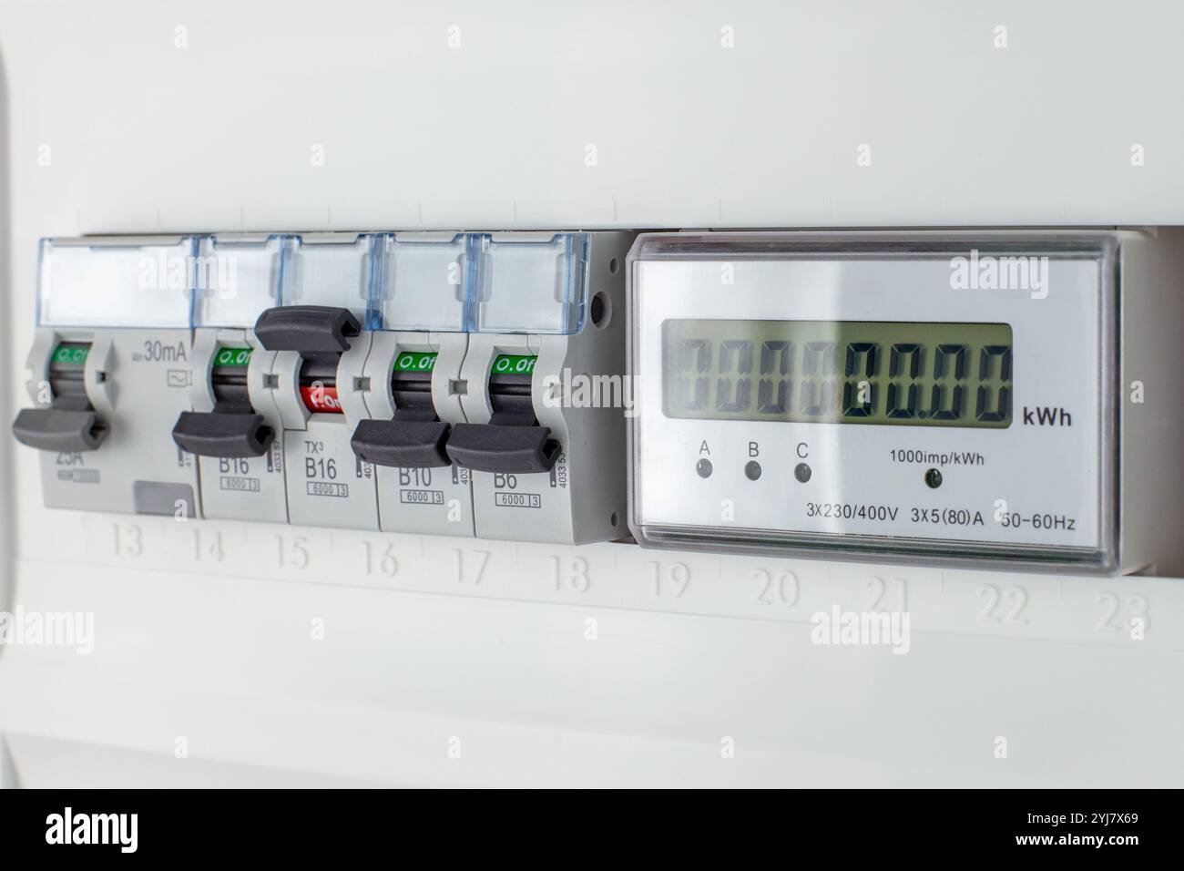 Moderno pannello di misurazione elettrico con interruttori automatici Foto Stock
