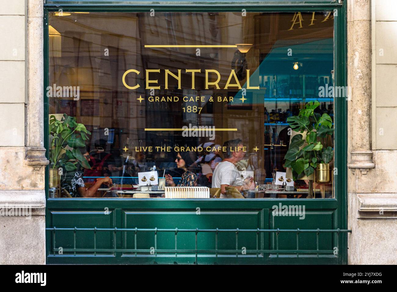 Persone sedute dietro una finestra del caffè centrale di Budapest Foto Stock