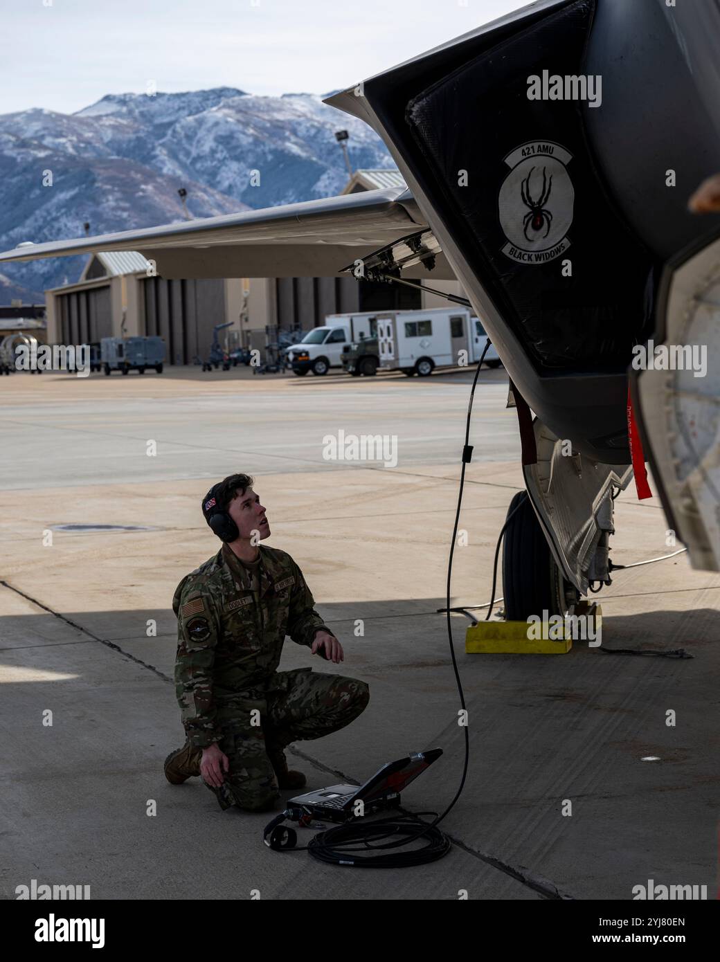 Hill AFB, Utah, Stati Uniti. 13 novembre 2024. Matthew Dooley, un tecnico avionico dell'F-35A Demonstration Team, esegue un'ispezione pre-volo su un F-35A Lightning II prima di una dimostrazione pratica da parte del team dimostrativo F-35A presso la Hill Air Force base. Il team mette in mostra le capacità aeree uniche del caccia di quinta generazione dell'Air Force al pubblico di tutto il mondo, e questa pratica garantisce che le loro abilità rimangano nitide durante le pause della stagione. (Immagine di credito: © Nicholas Rupiper/U.S. Air Force/ZUMA Press Wire) SOLO PER USO EDITORIALE! Non per USO commerciale!/Alamy Foto Stock