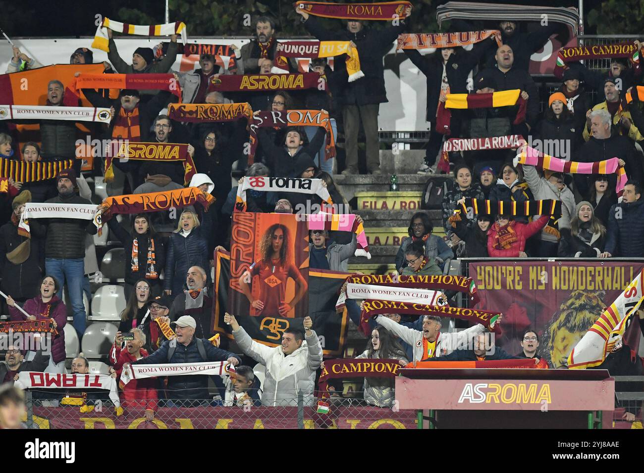 Roma, Lazio. 13 novembre 2024. Tifosi della Roma durante la WomenÕs partita di Champions League tra Roma Women e Olympique Lyonnais Woman allo stadio tre Fontane di Roma, in Italia, 13 novembre 2024. Crediti: massimo insabato/Alamy Live News Foto Stock