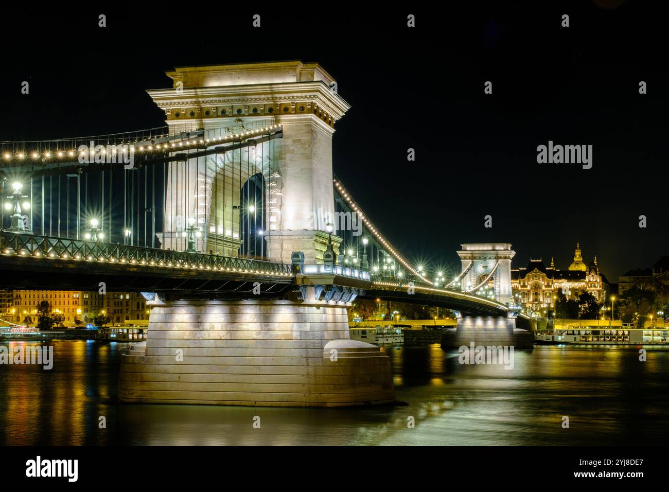 Il Ponte delle catene si illumina sotto il cielo notturno a Budapest, Ungheria Foto Stock