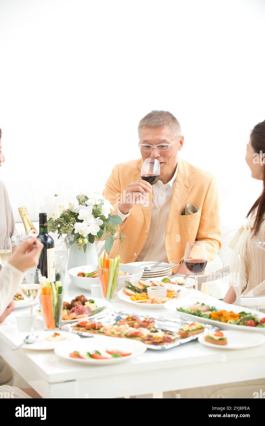 Uomo di mezza età che beve vino rosso Foto Stock