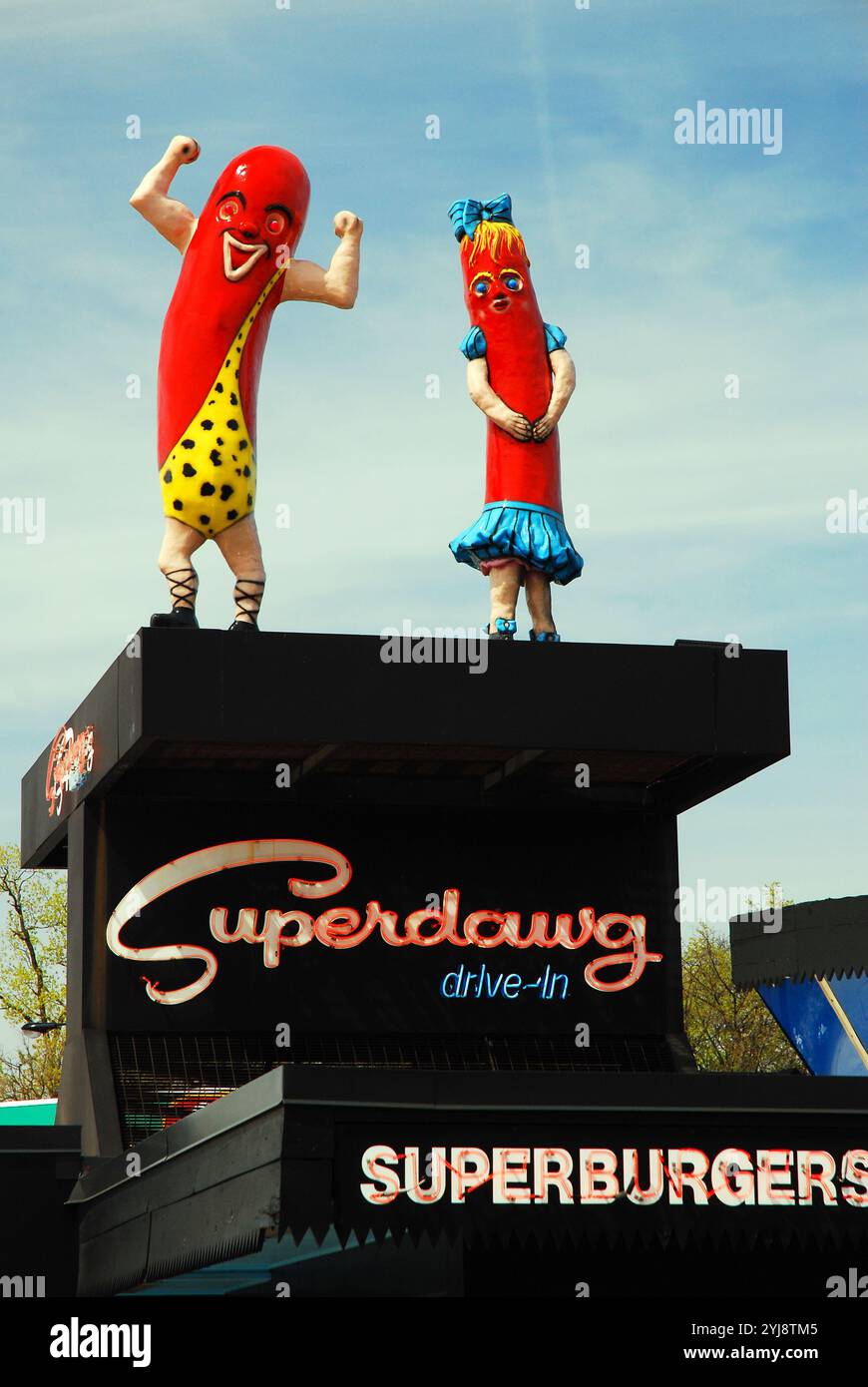 Due grandi frankfurter si trovano sulla sommità di Suoerdawg, un caffè con hot dog e ristorante a Chicago Foto Stock