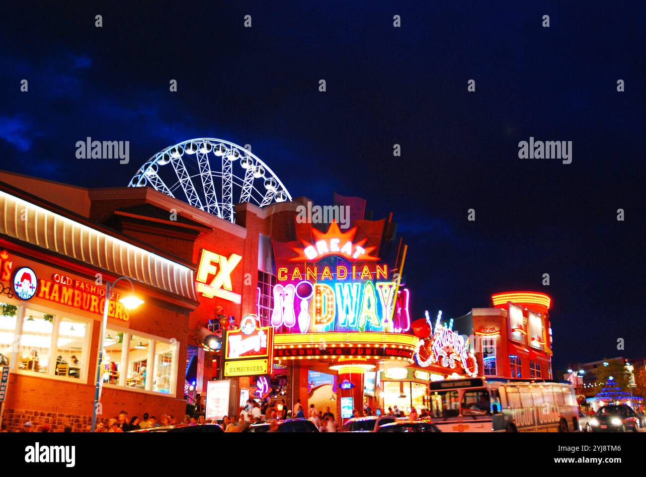 Le luci delle attrazioni turistiche brillano continuamente nel quartiere dei divertimenti Clinton Hill di Niagara Falls, Ontario Foto Stock