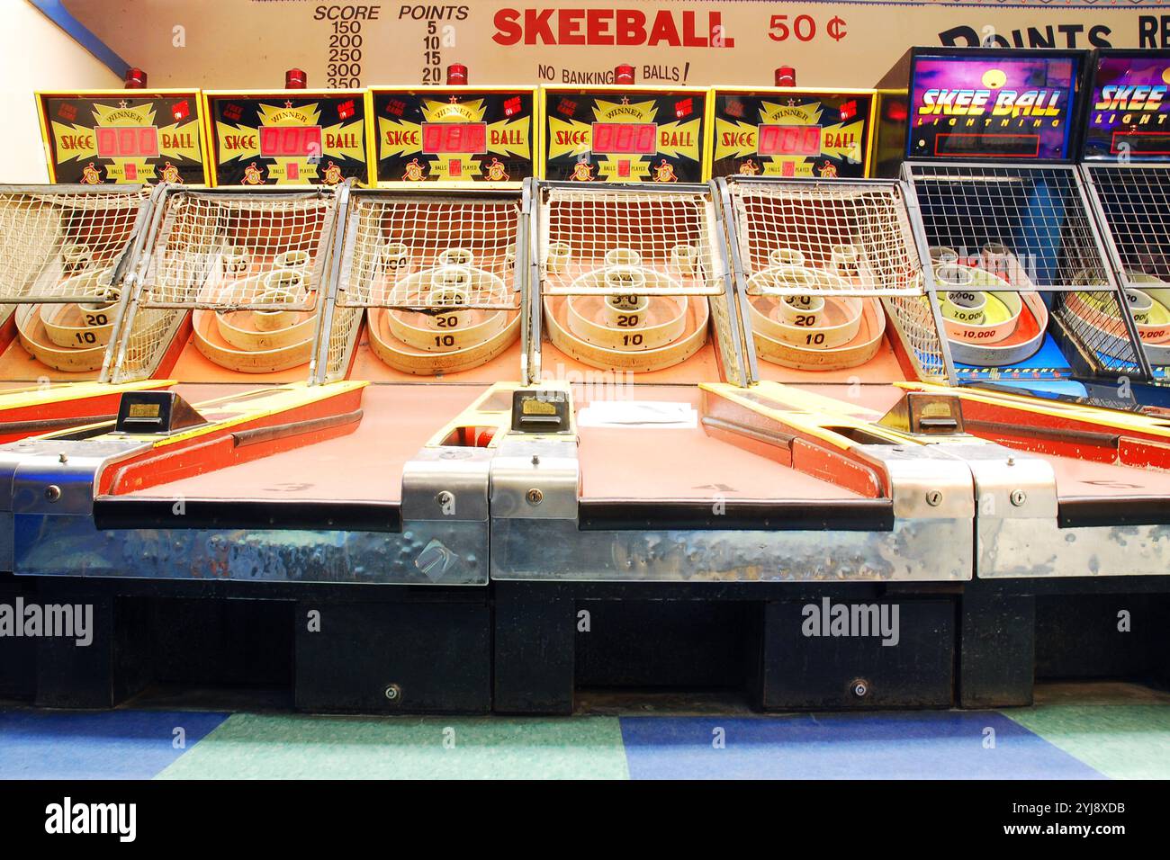 Un vicolo di skee ball attende il prossimo giocatore in una sala giochi a Santa Monica, California Foto Stock