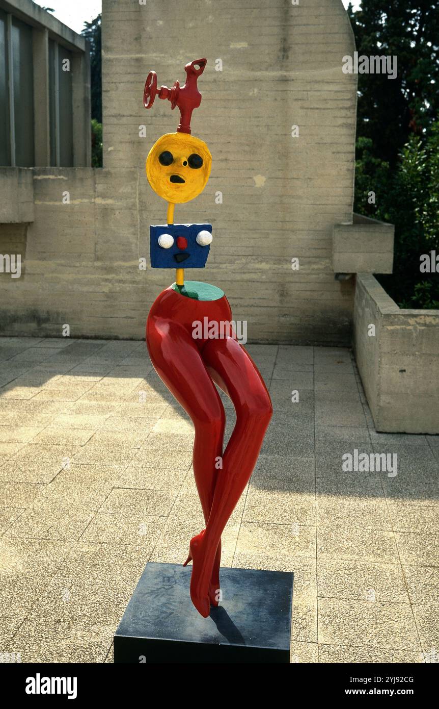 JEUNE FILLE SEVADANT/ MUCHACHA EVADIENDOSE, 1967, BRONCE PINTADO, 216X50X56. Autore: JOAN MIRO. UBICAZIONE: FUNDACION JOAN MIRO. Barcellona. SPAGNA. Foto Stock