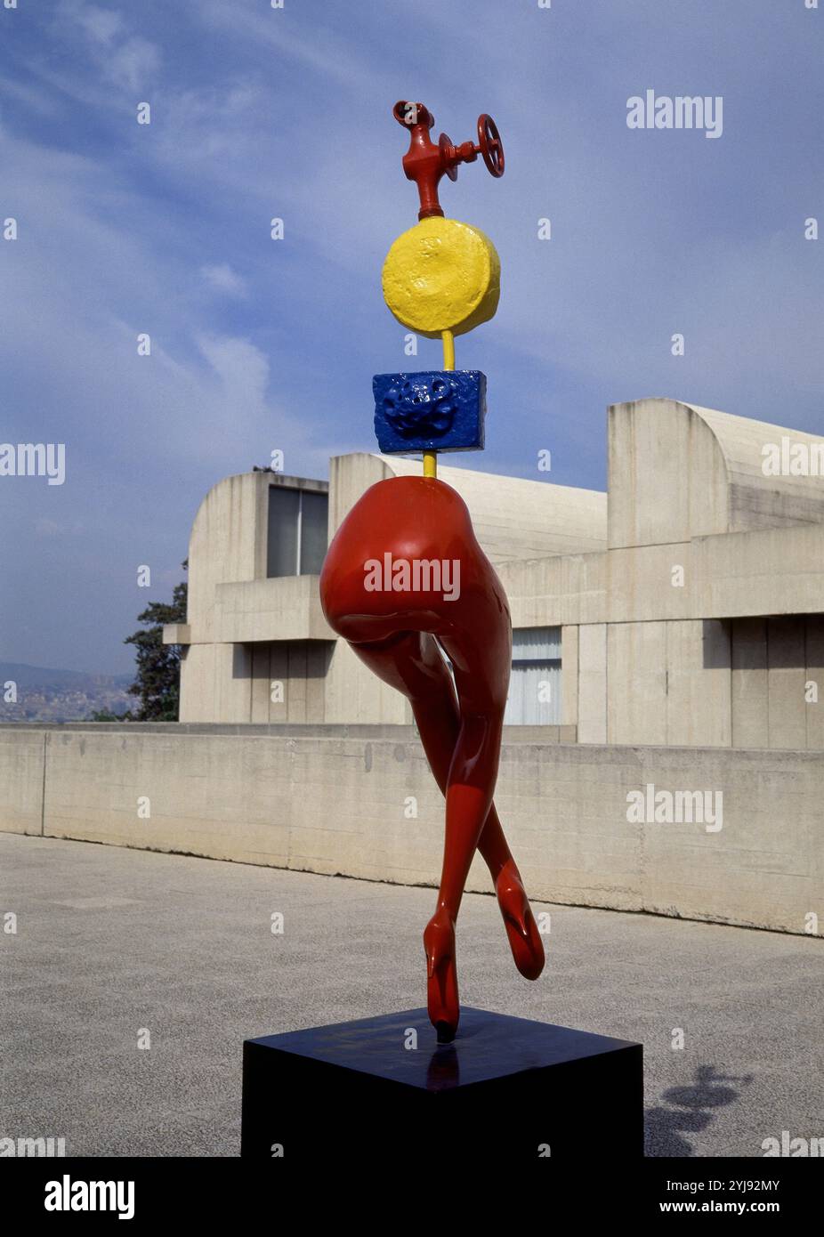 ESCULTURAJEUNE FILLE SEVADANT/ MUCHACHA EVADIENDOSE, 1967, BRONCE PINTADO, 216X50X56. Autore: JOAN MIRO. UBICAZIONE: FUNDACION JOAN MIRO. Barcellona. SPAGNA. Foto Stock