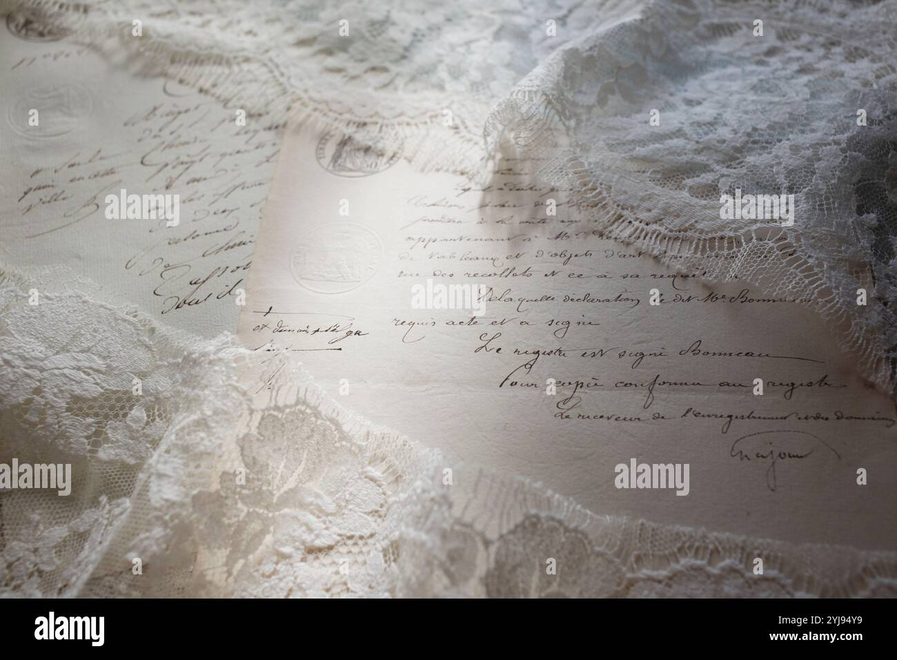 La luce splende attraverso una vecchia lettera Foto Stock