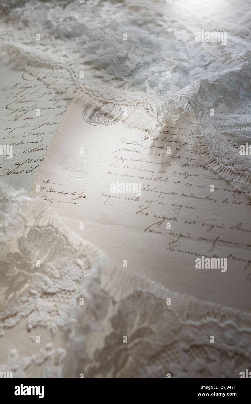 La luce splende attraverso una vecchia lettera Foto Stock