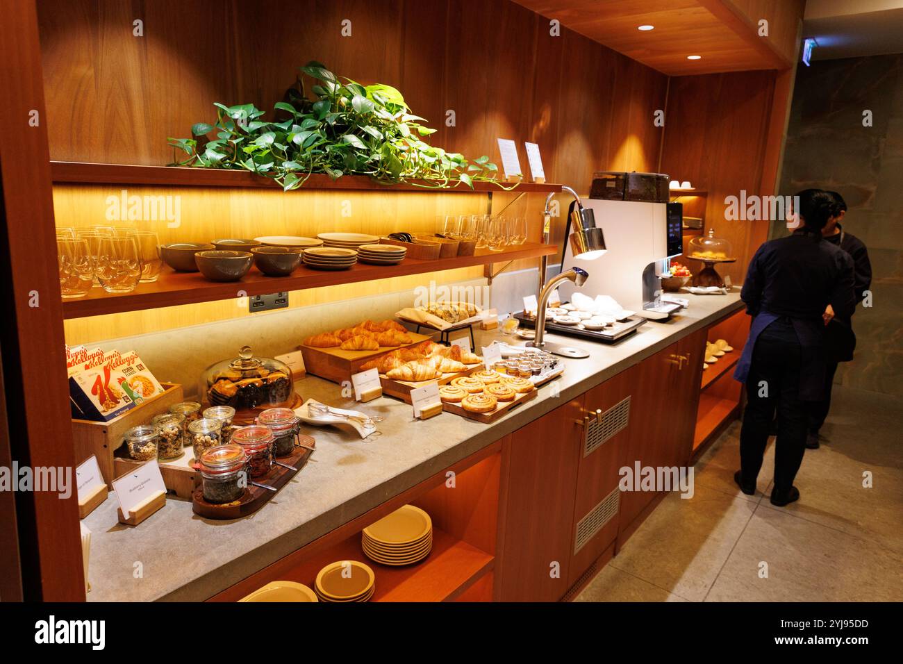 12 novembre 2024. Londra, Regno Unito. Colazione a buffet presso la lounge Singapore Airlines al Terminal 3 di Londra Heathrow. Foto Stock