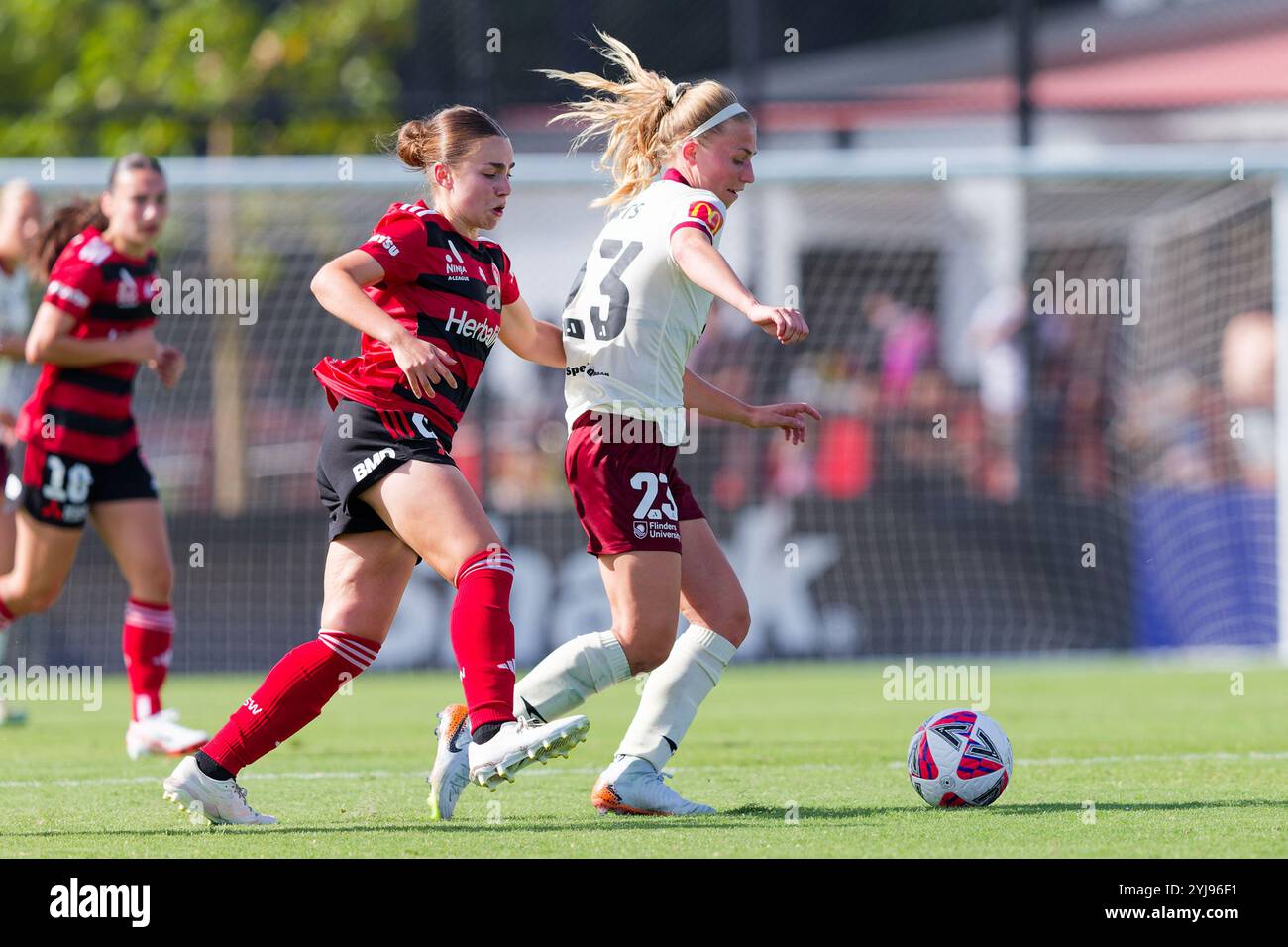 Amy Chessari dei Wanderers gareggia per il ballo con Fiona Worts di Adelaide durante l'A-League match tra i Wanderers e Adelaide a Wande Foto Stock