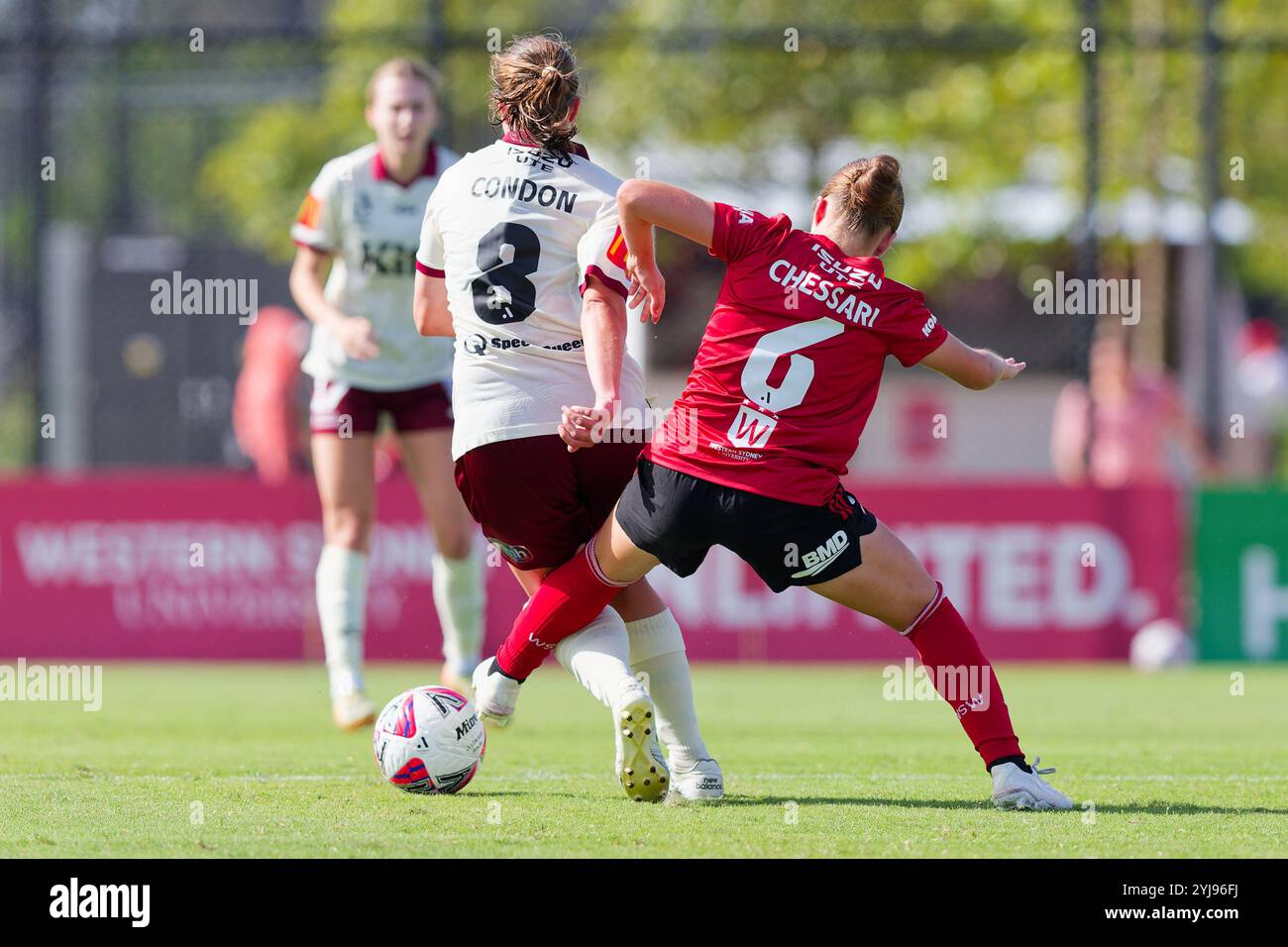 Amy Chessari dei Wanderers gareggia per il ballo con Emily Condon di Adelaide durante il match di A-League tra i Wanderers e Adelaide a Wand Foto Stock