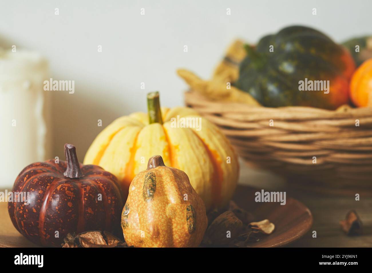 Zucche di varie dimensioni su un piatto di legno Foto Stock