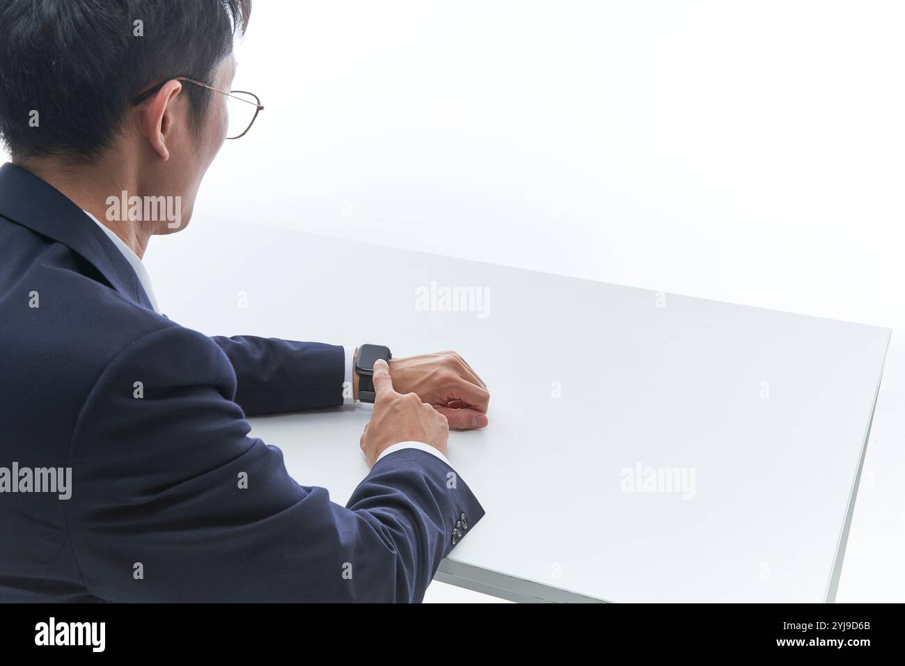 Uomo in tuta che usa uno smartwatch Foto Stock