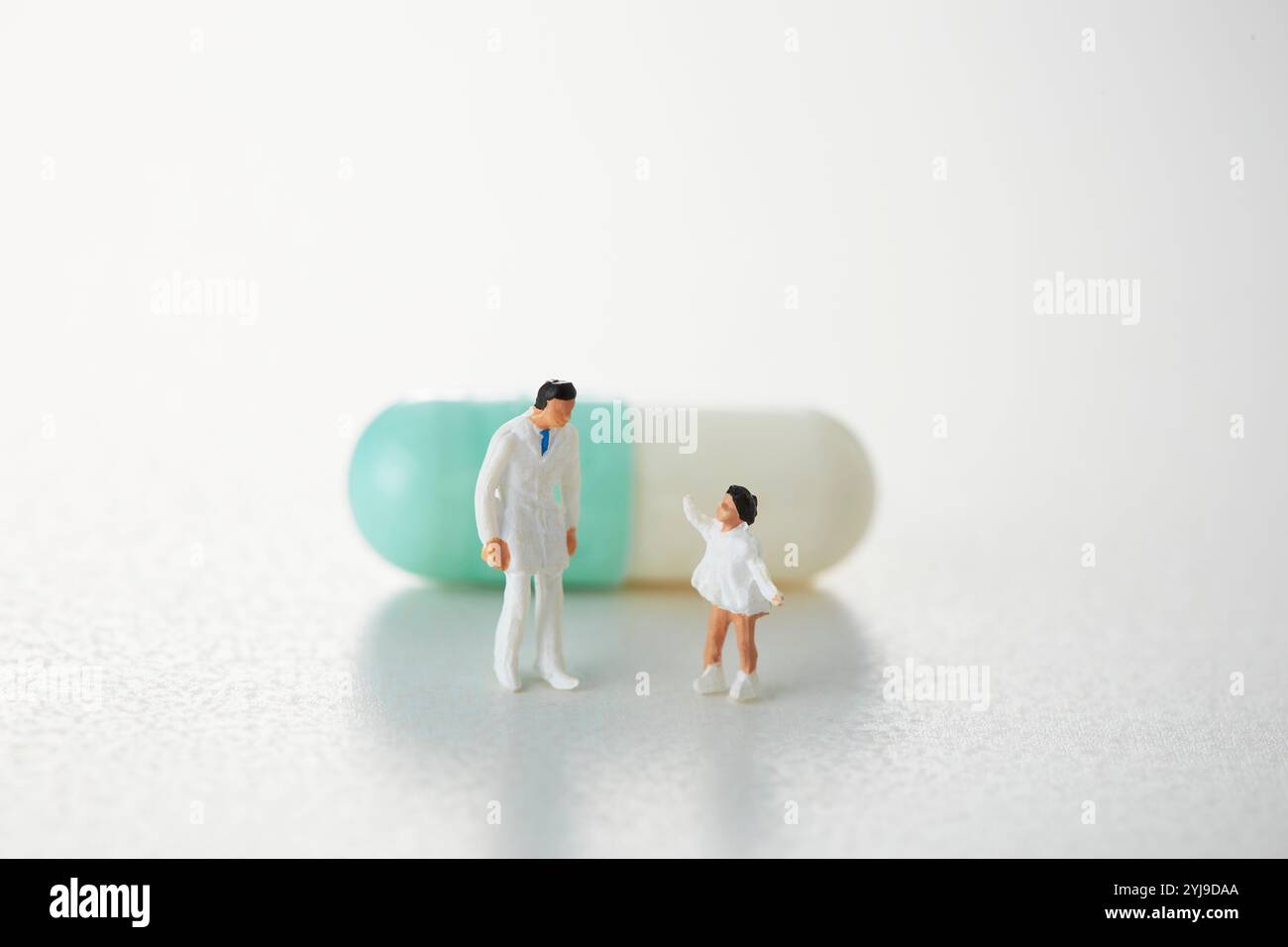 Medico e ragazza in piedi di fronte alla medicina capsula Foto Stock