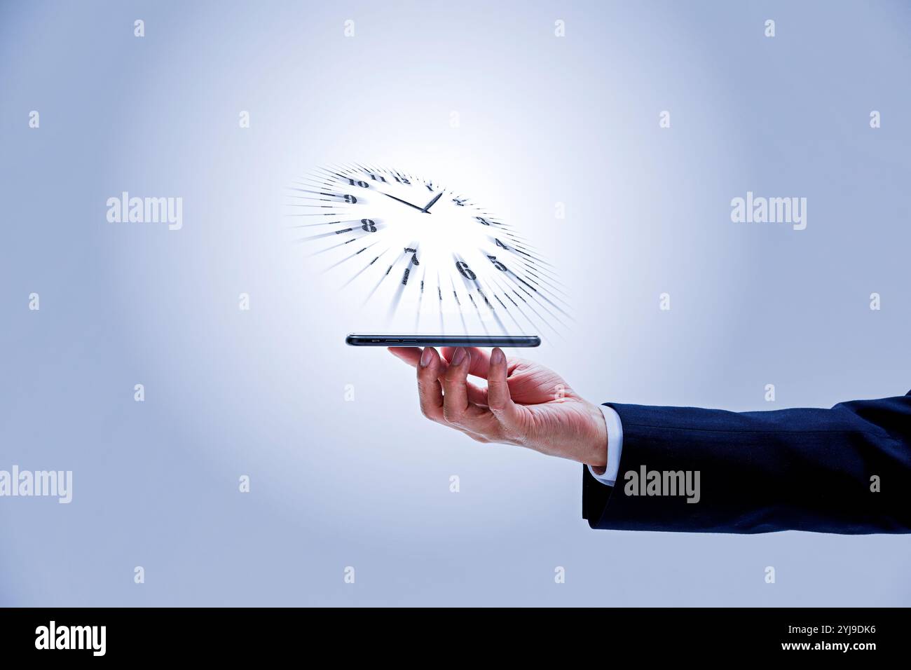 Orologio proiettato da uno smartphone Foto Stock