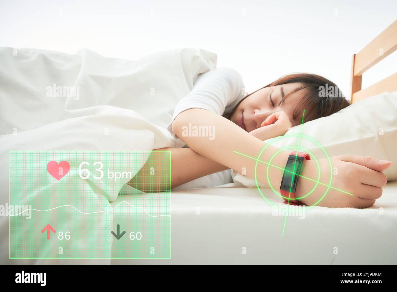 Donna che dorme con uno smartwatch Foto Stock