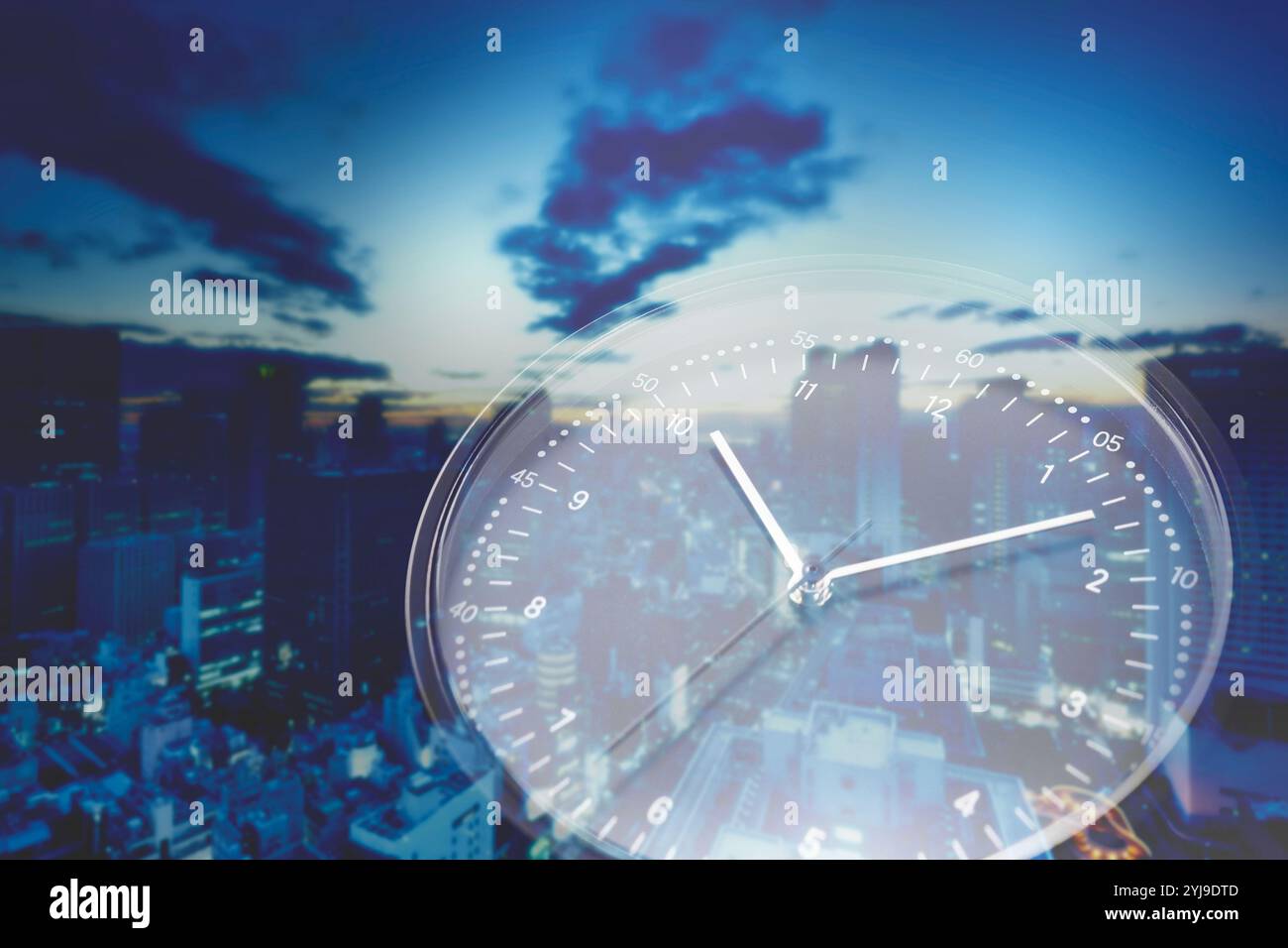 Città e orologio al mattino presto Foto Stock