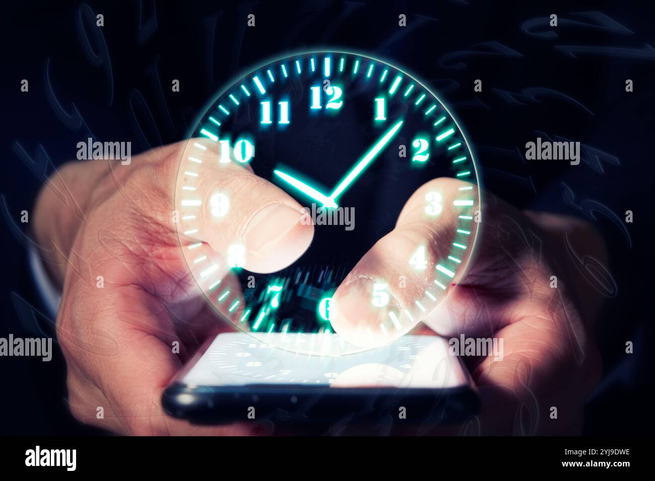 Orologio proiettato da uno smartphone Foto Stock