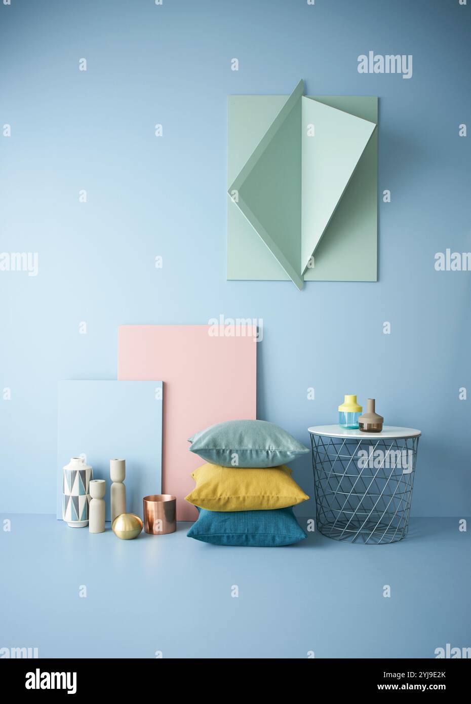 Parete blu, oggetti tridimensionali, pannelli rosa e oggetti vari Foto Stock