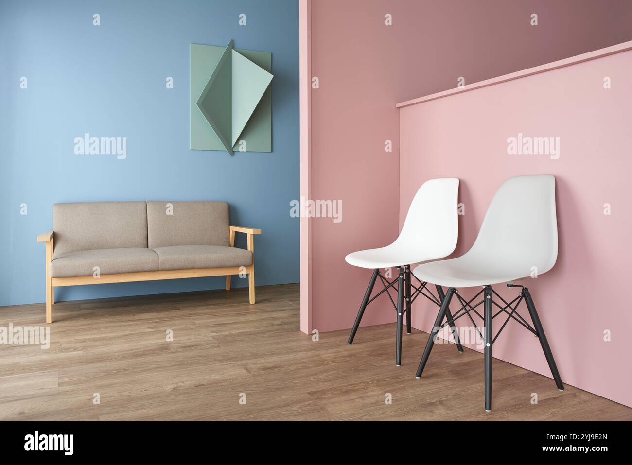 Parete blu e oggetti tridimensionali con due sedie davanti alla parete rosa Foto Stock