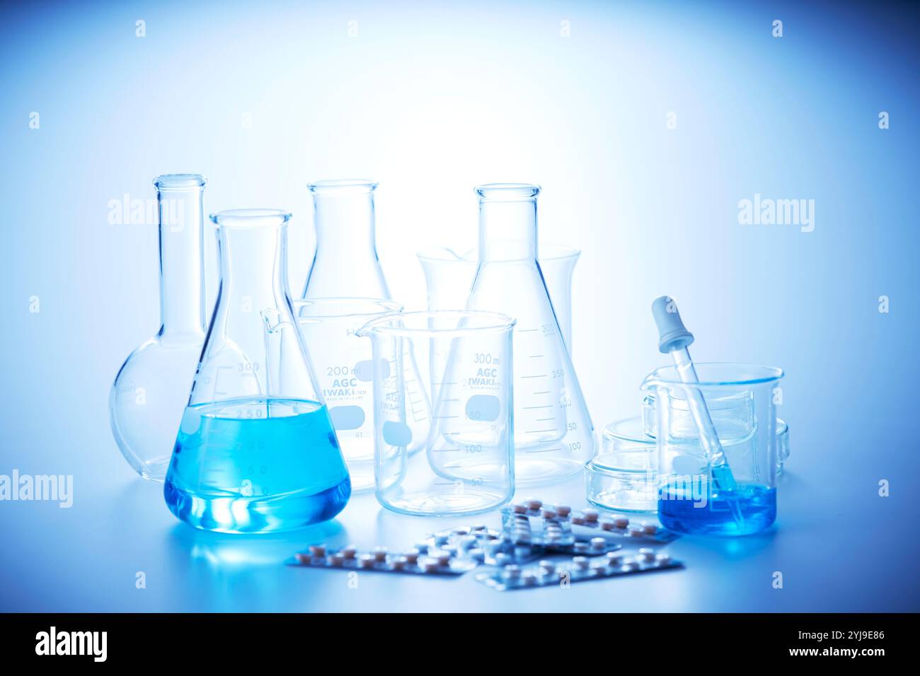Matracci e becher multipli, capsule di Petri, contagocce e compresse multiple Foto Stock