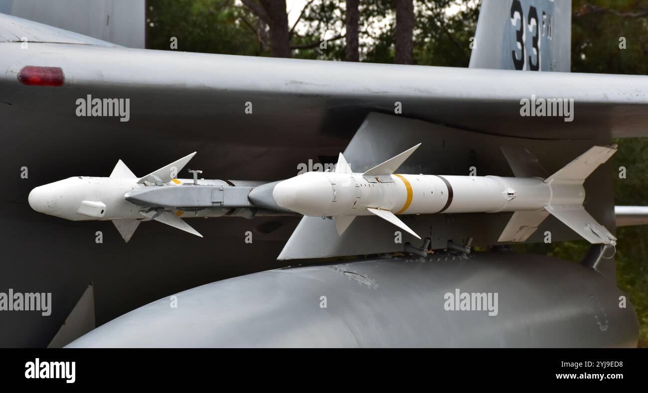 Un paio di missili AIM-9 Sidewinder dell'Air Force su un caccia F-15. Il Sidewinder è un missile aria-aria progettato per combattere i cani. Foto Stock