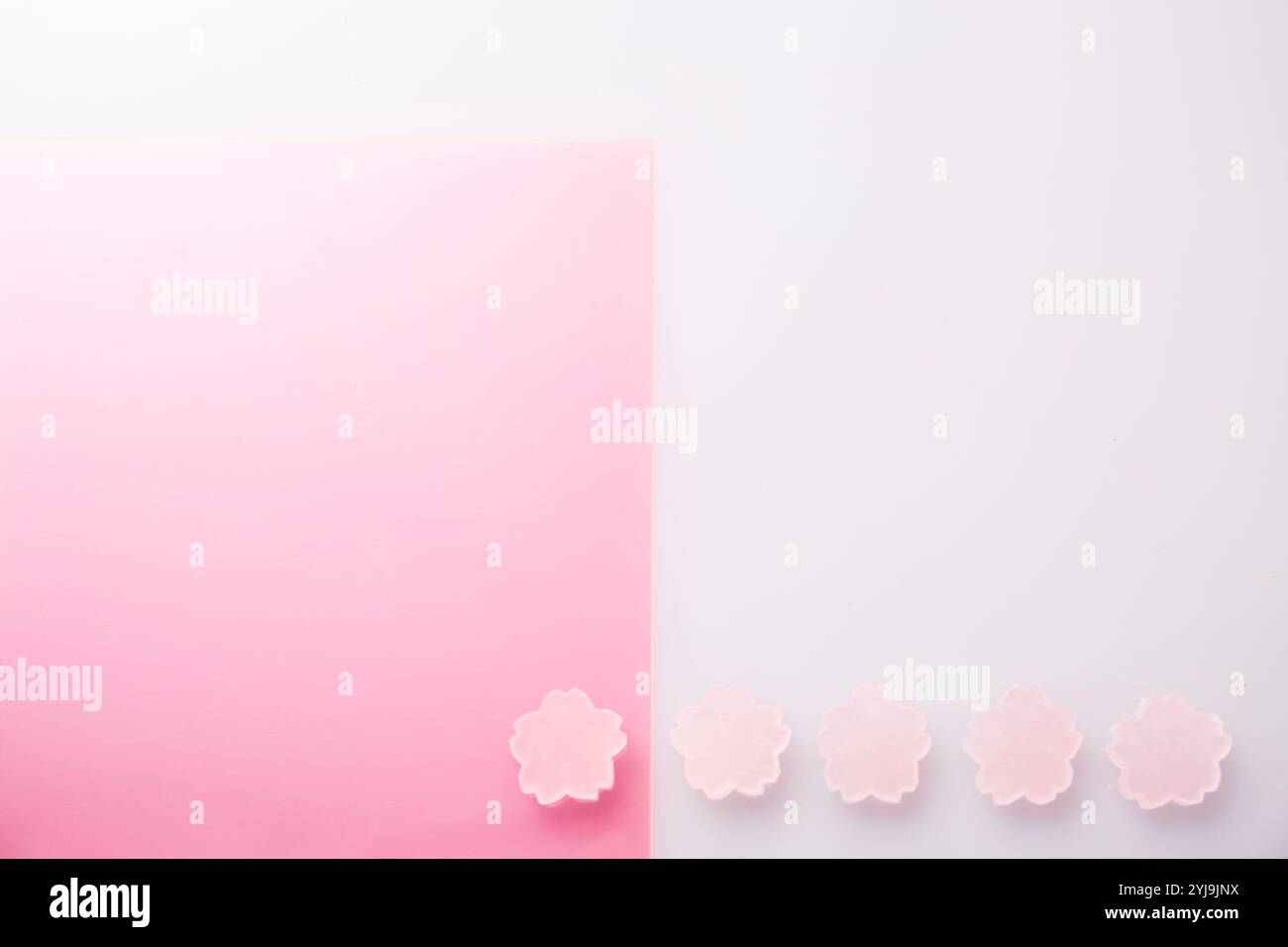 Piatto acrilico rosa e dolciumi alle ciliegie Foto Stock