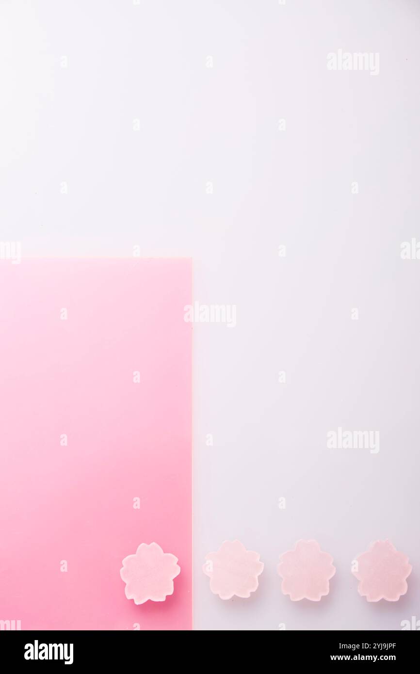 Piatto acrilico rosa e dolciumi alle ciliegie Foto Stock