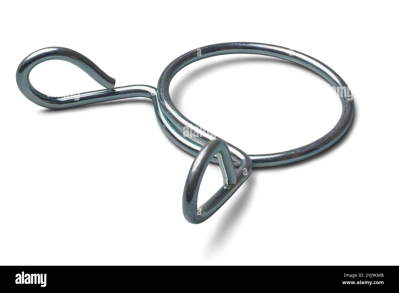 primo piano di clip per tubi metallici o morsetti su sfondo bianco isolato, utilizzato in tubi per tubazioni e per gas o acqua domestici, autobloccanti e a molla Foto Stock