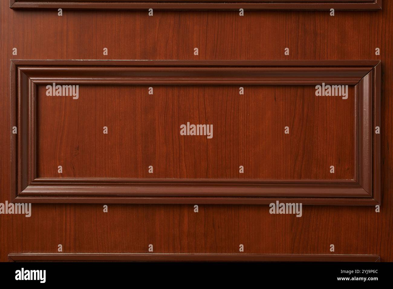 Parete marrone con cornice in legno decorata Foto Stock