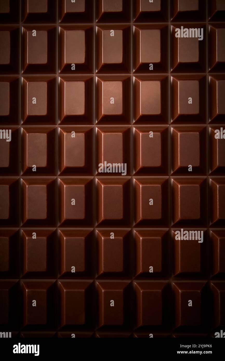 un foglio di cioccolato da un lato Foto Stock