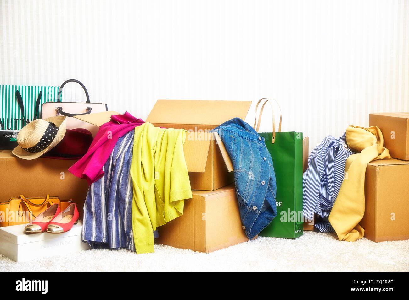 La camera era piena di vestiti, cappelli, ecc. uscendo dalla scatola Foto Stock