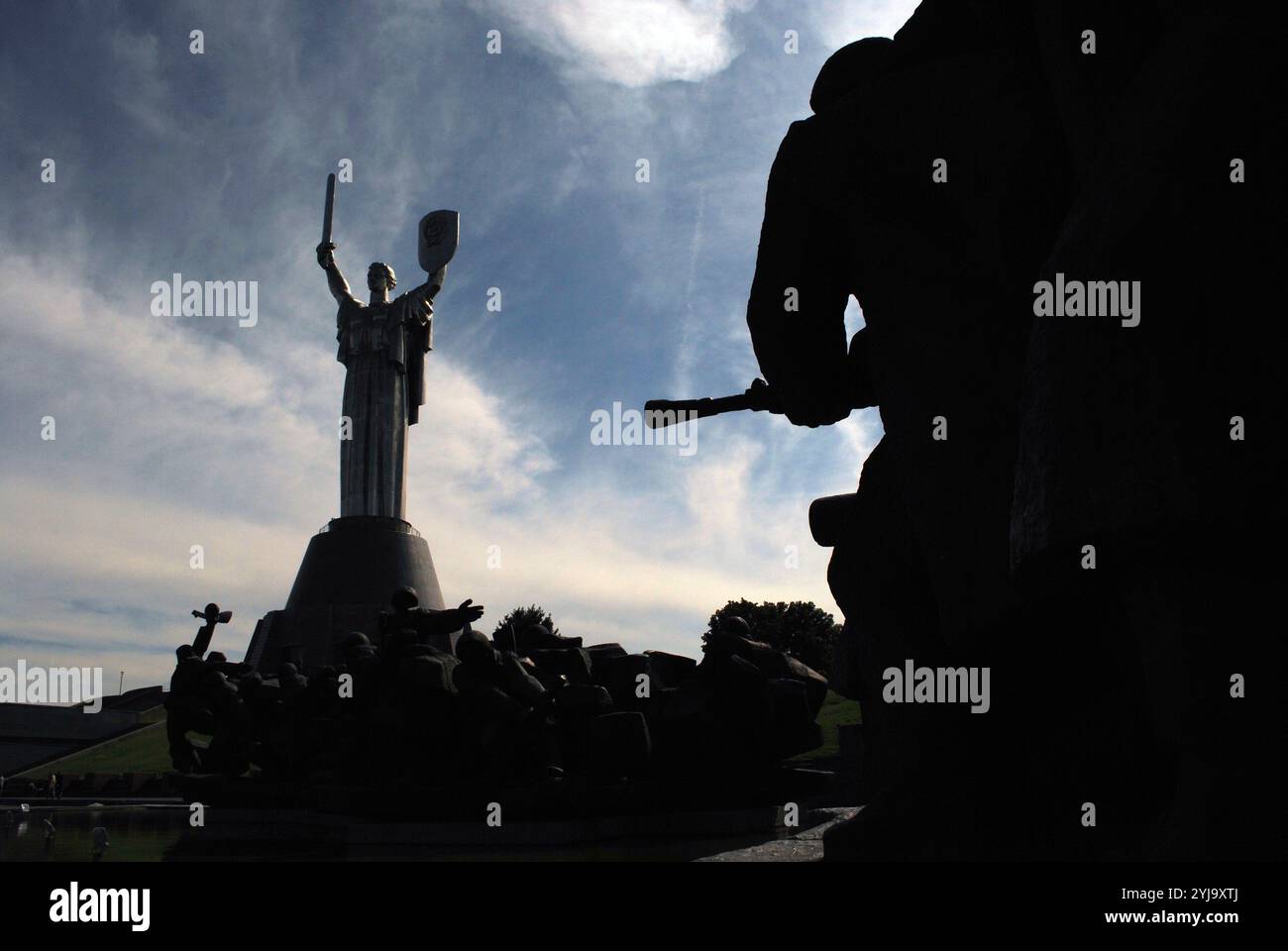 Ucrania. Kiev (Kiev). Monumento a la Madre Patria, en homenaje a la liberación de Ucrania de la ocupación nazi. Erigido en 1982 por Evgenij Viktorovich Vuchetich (1908-1974) y Vasily Boroday. Titanio. Ubicado en el Memorial de la Gran Guerra patria. Foto Stock