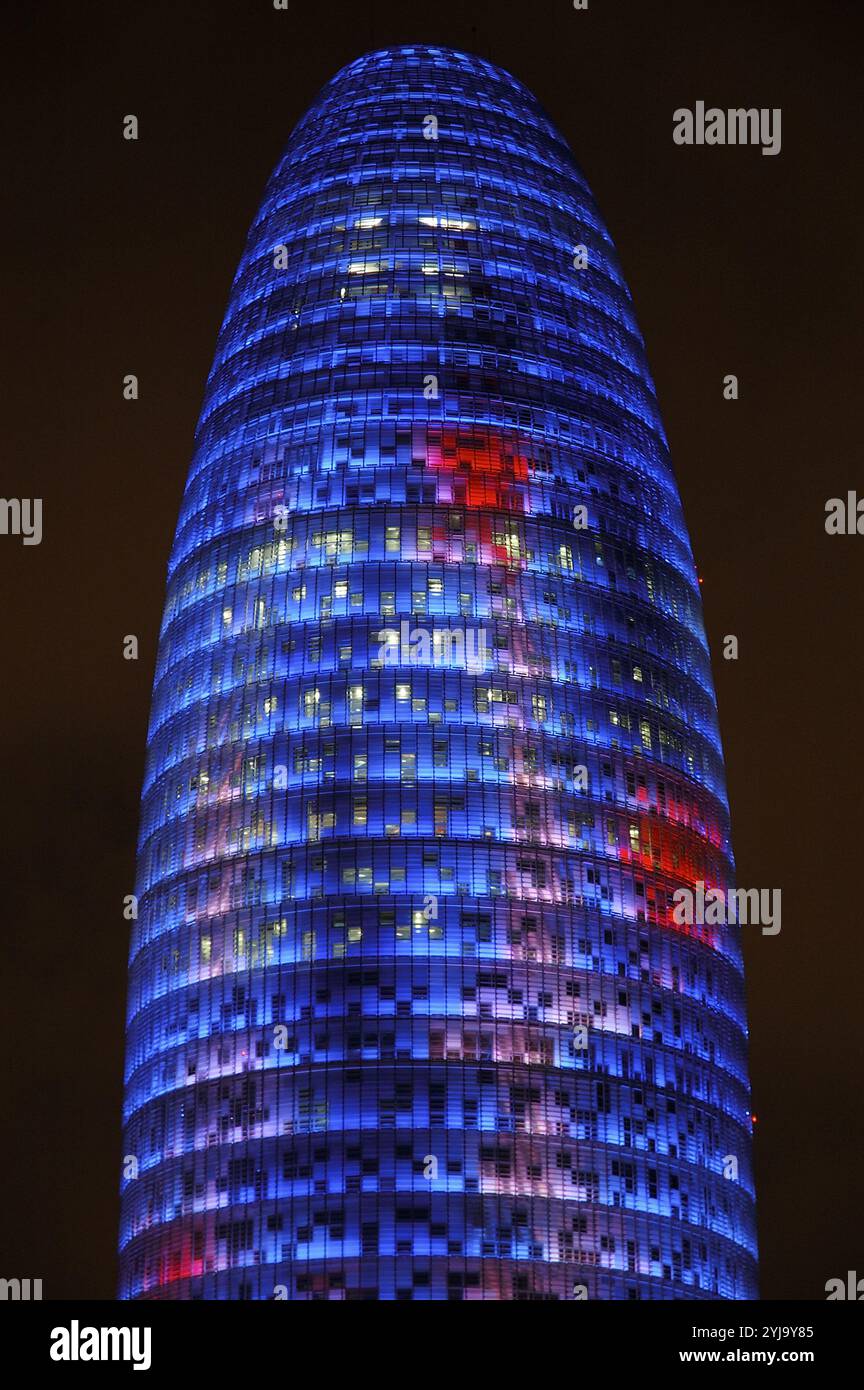 ARTE Siglo XXI. ESPAÑA. TORRE AGBAR. Obra de Jean Nouvel y Fermín VAZQUEZ (firma de arquitectos B720). Tiene 142 m. de altura y plantas 32. La capa giornat es hormigón recubierto de láminas de colore; la esterna está formada por lamas de vetro. Vista nocturna. Barcellona. Cataluña. Foto Stock