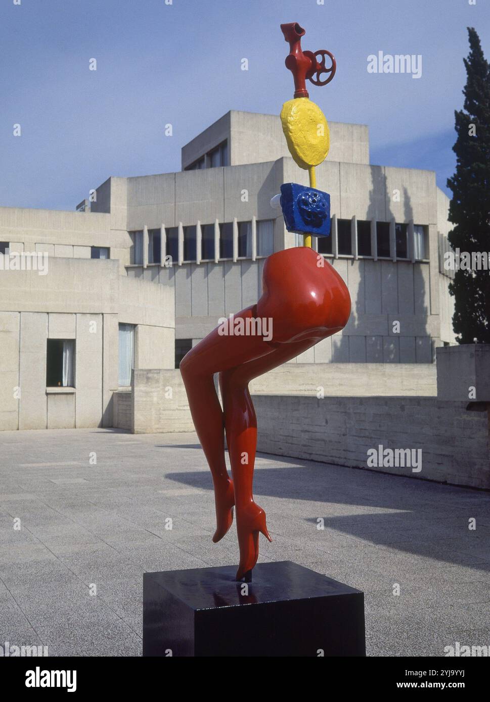 JEUNE FILLE SEVADANT/ MUCHACHA EVADIENDOSE, 1967, BRONCE PINTADO, 216X50X56. Autore: JOAN MIRO. UBICAZIONE: FUNDACION JOAN MIRO. Barcellona. SPAGNA. Foto Stock